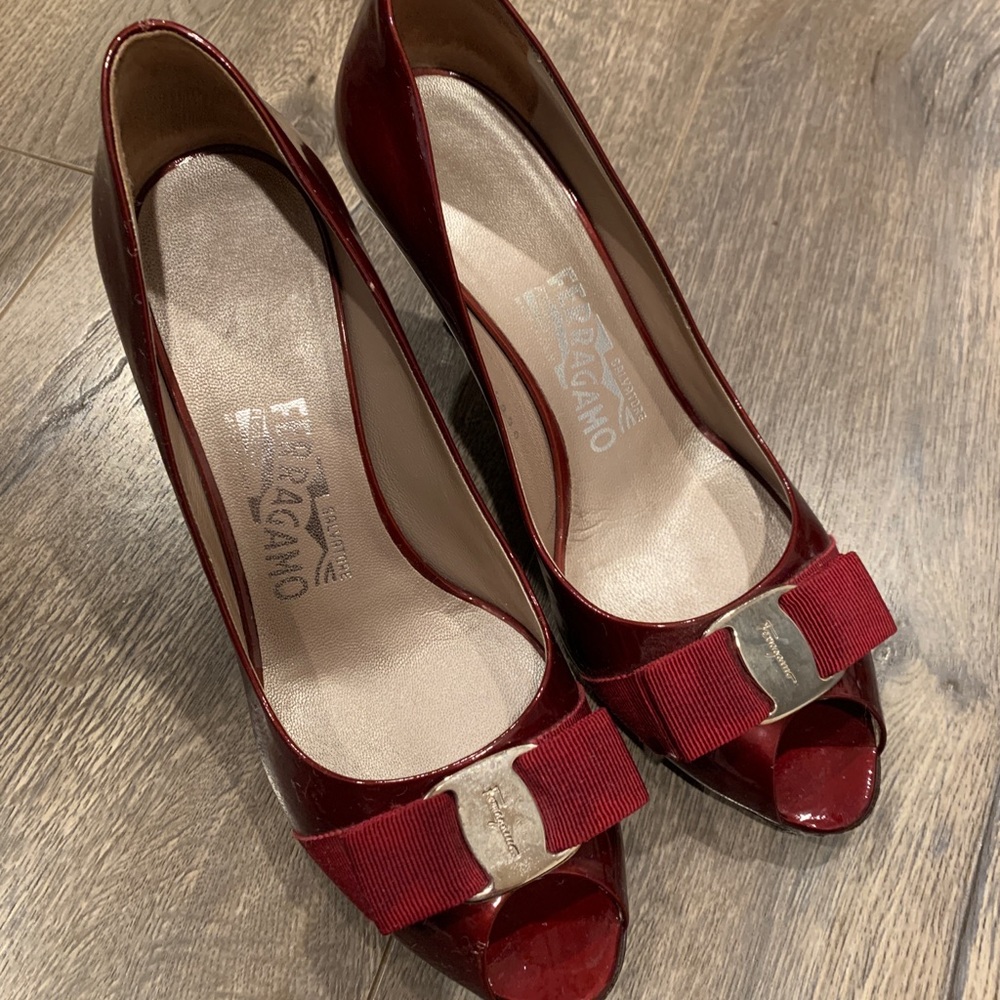 Salvatore Ferragamo size 7 on sale，looks new.